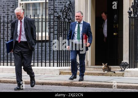 London, Großbritannien. Juli 2024. Hilary Benn Abgeordneter (l), Secretary of State for Northern Ireland, und Steve Reed OBE Abgeordneter (r), Secretary of State for Environment, Food and Rural Affairs, verlassen die Downing Street 10 nach einer Kabinettssitzung. Der britische Premierminister Sir Keir Starmer hat geraten, dass sein neues Kabinett mit dem Schwerpunkt auf der Lieferung „auf den Boden gehen“ muss. Quelle: Mark Kerrison/Alamy Live News Stockfoto