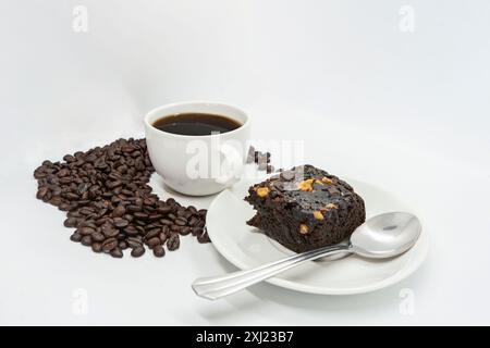 Kaffee und Schokolade Brownie mit Beans Espresso Americano Drink im Side Cafe isolierte schwedische Fika Stockfoto