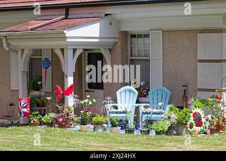 Seniorenwohnung, 1 Etage, Terrasse, Garten, Blumen, Stühle, Dekoration, Willkommen, Haus, Elverson, PA, Feder Stockfoto