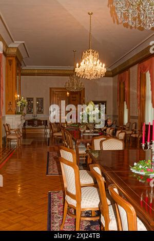 Großes Esszimmer, elegant, Holztische, Polsterstühle, Kronleuchter, Parkettboden, Kerzen, Blumen, ehemaliges Pott's Mansion, Langoma, 1897, histo Stockfoto