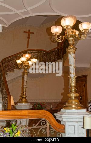 Treppe, kunstvolle Lichter, ehemaliges Pott's Mansion, Langoma, 1897, historisches Gebäude, Doppelgebäude, Spiegelbilder, 76 Zimmer, jetzt St. Mary of Providen Stockfoto