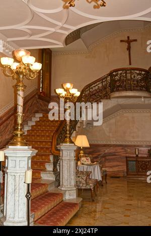 Treppe, kunstvolle Lichter an Marmorpfosten, Treppe mit Teppichboden, dekorative Decke, ehemaliges Pott's Mansion, Langoma, 1897, historisches Gebäude, Doppelgebäude Stockfoto