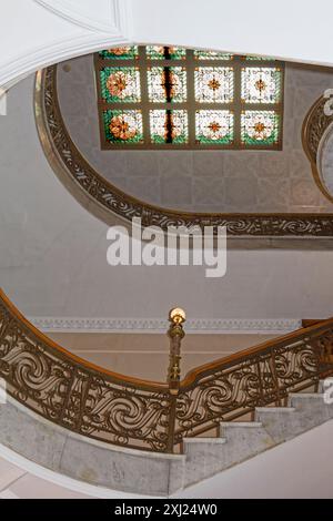 Treppe, 2 Stockwerke, dekorativ, hell, Buntglasfenster in der Decke, ehemaliges Pott's Mansion, Langoma, 1897, historisches Anwesen, Doppelgebäude, mir Stockfoto