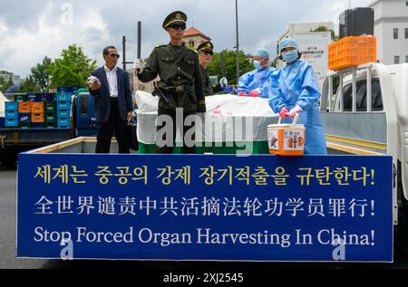 Seoul, Südkorea. Juli 2024. Mitglieder von Falun Dafa, dem alternativen Namen von Falun Gong, parieren, um gegen das zu protestieren, was sie sagen, dass die chinesische Regierung ihre Mitglieder in China belästigt und foltert. Falun Dafa, der andere Name von Falun Gong, hielt eine Kundgebung und Parade in Seoul ab, um den 25. Jahrestag der Verfolgung von Falun Gong durch China zu feiern. Falun Dafa, der alternative Name von Falun Gong, sagte, die Kommunistische Partei Chinas begann seit dem 20. Juli 1999 und setzt ihre Niederschlagung gegen Falun Gong fort. Falun Gong-Mitglieder auf der ganzen Welt protestieren. Quelle: SOPA Images Limited/Alamy Live News Stockfoto