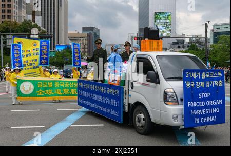 Seoul, Südkorea. Juli 2024. Mitglieder von Falun Dafa, dem alternativen Namen von Falun Gong, parieren, um gegen das zu protestieren, was sie sagen, dass die chinesische Regierung ihre Mitglieder in China belästigt und foltert. Falun Dafa, der andere Name von Falun Gong, hielt eine Kundgebung und Parade in Seoul ab, um den 25. Jahrestag der Verfolgung von Falun Gong durch China zu feiern. Falun Dafa, der alternative Name von Falun Gong, sagte, die Kommunistische Partei Chinas begann seit dem 20. Juli 1999 und setzt ihre Niederschlagung gegen Falun Gong fort. Falun Gong-Mitglieder auf der ganzen Welt protestieren. Quelle: SOPA Images Limited/Alamy Live News Stockfoto