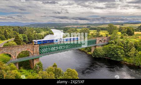 Kyle of Sutherland Scotland der Oykel oder Invershin Viaduct ScotRail Zug von Inverness überquert die Brücke im Sommer Stockfoto