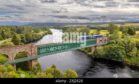 Kyle of Sutherland Scotland der Oykel oder Invershin Viaduct ScotRail Zug von Inverness aus, der im Sommer die Brücke überquert Stockfoto