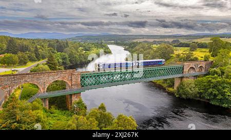 Kyle of Sutherland Scotland der Oykel oder Invershin Viaduct ScotRail Zug von Wick überquert die Brücke im Sommer Stockfoto