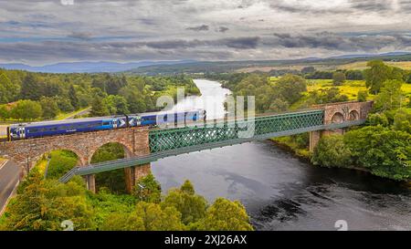 Kyle of Sutherland Scotland der Oykel- oder Invershin-Viaduct ScotRail-Zug von Wick aus, der im Sommer die Brücke überquert Stockfoto