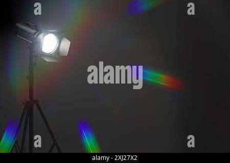 Dunkler Hintergrund und professionelle Beleuchtungsausstattung im Studio, Platz für Text Stockfoto