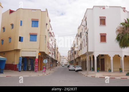 Typische Straßen außerhalb der Touristenzone in Essaouira, Marokko... etwas weniger fotogen, aber immer noch Charme. Stockfoto