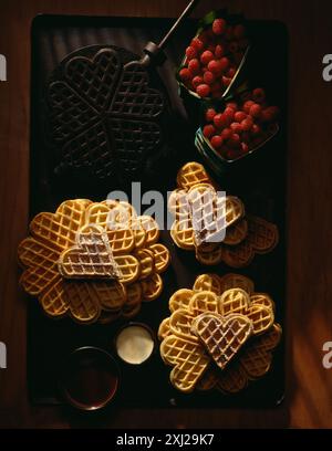 Waffeln in Herzform und Waffeleisen Stockfoto