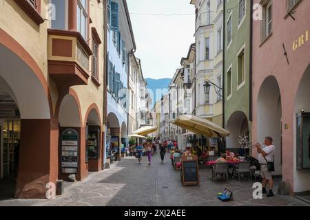 Meran, Südtirol, Italien - Passanten flanieren durch die Laubengasse, die Lauben sind das Herz der Altstadt. Meran Süddtirol Italien *** Meran, Südtirol, Italien Passanten schlendern durch die Laubengasse, die Laubengassen sind das Herz der Altstadt von Meran Südtirol Italien Stockfoto