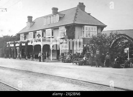 Groudle Glen Hotel, Isle of man, vor dem Gebäude, einige Leute. Dieses Foto stammt von einem edwardianischen Original, um 1910. Das Original war Teil eines Albums von 150 Albumenfotos von unterschiedlicher Qualität, von denen ich viele fotografiert habe. Die Sammlung enthielt Bilder vor allem von der Isle of man und der englischen Grafschaft Devonshire. Anmerkungen waren im Album enthalten, aber leider gab es keine genauen Daten. Die Originalfotos waren durchschnittlich 6 x 4 ½ Zoll. Stockfoto