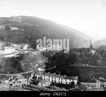 Laxey Village and Valley, Isle of man, mit vielen Wohngebäuden. Dieses Foto stammt von einem edwardianischen Original, um 1910. Das Original war Teil eines Albums von 150 Albumenfotos von unterschiedlicher Qualität, von denen ich viele fotografiert habe. Die Sammlung enthielt Bilder vor allem von der Isle of man und der englischen Grafschaft Devonshire. Anmerkungen waren im Album enthalten, aber leider gab es keine genauen Daten. Die Originalfotos waren durchschnittlich 6 x 4 ½ Zoll. Stockfoto