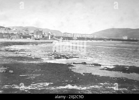 Ein Blick auf die Landschaft von Port St Mary, Isle of man. Dieses Foto stammt von einem edwardianischen Original, um 1910. Das Original war Teil eines Albums von 150 Albumenfotos von unterschiedlicher Qualität, von denen ich viele fotografiert habe. Die Sammlung enthielt Bilder vor allem von der Isle of man und der englischen Grafschaft Devonshire. Anmerkungen waren im Album enthalten, aber leider gab es keine genauen Daten. Die Originalfotos waren durchschnittlich 6 x 4 ½ Zoll. Stockfoto