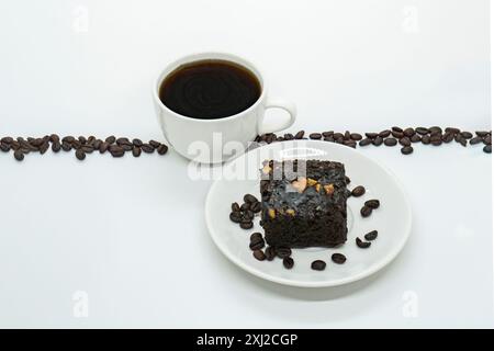 Kaffee und Schokolade Brownie mit Beans Espresso Americano Drink im Side Cafe isolierte schwedische Fika Stockfoto