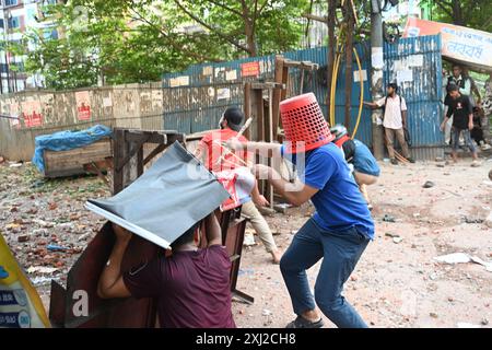 Anti-Quoten-Demonstranten und Studenten unterstützen den herrschenden Parteikonflikt der Awami-Liga in Dhaka, Bangladesch, am 16. Juli 2024. Mindestens sechs Demonstranten seien am 16. Juli in Bangladesch bei gewalttätigen Auseinandersetzungen zwischen rivalisierenden Studentengruppen um Quoten für begehrte Regierungsjobs getötet worden, sagte die Polizei, einen Tag nachdem mehr als 400 weitere verletzt worden seien. Stockfoto