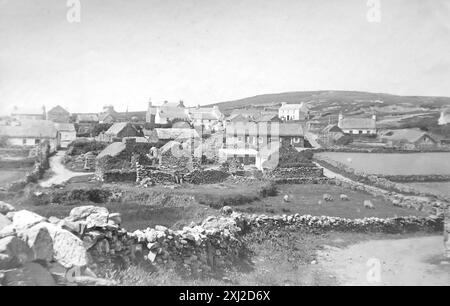 Das Dorf Cregneash in der Nähe von Port Erin auf der Isle of man zeigt eine kleine Anzahl von Wohngebäuden. Dieses Foto stammt von einem edwardianischen Original, um 1910. Das Original war Teil eines Albums von 150 Albumenfotos von unterschiedlicher Qualität, von denen ich viele fotografiert habe. Die Sammlung enthielt Bilder vor allem von der Isle of man und der englischen Grafschaft Devonshire. Anmerkungen waren im Album enthalten, aber leider gab es keine genauen Daten. Die Originalfotos waren durchschnittlich 6 x 4 ½ Zoll. Stockfoto