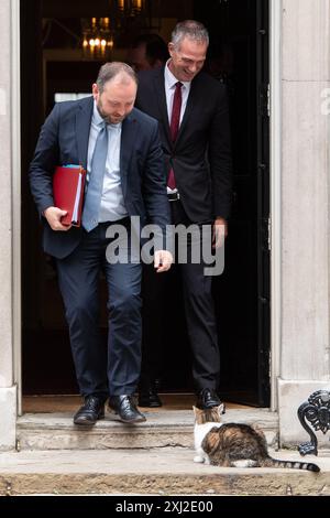 London, England, Großbritannien. Juli 2024. Der schottische Staatssekretär IAN MURRAY (links) und der Staatssekretär für Wissenschaft, Innovation und Technologie PETER KYLE verlassen die Downing Street nach einer Kabinettssitzung. (Kreditbild: © Thomas Krych/ZUMA Press Wire) NUR REDAKTIONELLE VERWENDUNG! Nicht für kommerzielle ZWECKE! Stockfoto