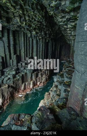 Im Inneren von Fingle's Cave mit den Bassaltkolumen. Staffa, Innere Hebriden, Schottland Stockfoto