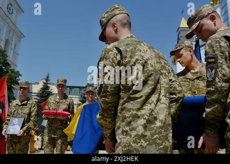 Kiew, Ukraine. Juli 2024. Die Ehrenwachen tragen den Sarg des Befehlshabers des OUN-Freiwilligenbataillons Mykola Kokhanivskyi während der Beerdigung in Kiew. Beerdigung des Bataillonskommandeurs der Organisation der Ukrainischen Nationalisten (OUN) Mykola Kokhan?vsky bei Pseudo Bureviy. Am 10. Juni 2024 wurde das Schicksal von seinem Tod in Charkiwski in der Nähe von Wowchansk bekannt. (Credit Image: © Aleksandr Gusev/SOPA Images via ZUMA Press Wire) NUR REDAKTIONELLE VERWENDUNG! Nicht für kommerzielle ZWECKE! Stockfoto