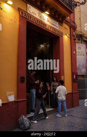 Sevilla, Spanien. 4. Februar 2024 - der Eingang zum kulturellen Zentrum des Flamenco 'Casa de la Memoria' mit Leuten vor dem Hotel. Stockfoto