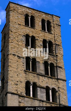 Der Glockenturm wurde 1330 zur romanischen Chiesa di Santa Maria della Pieve in Arezzo, Toskana, Italien, hinzugefügt. Der Turm verfügt über fünf Reihen von Mullione-Öffnungen. Stockfoto