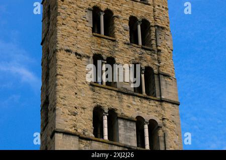 Rundbogenöffnungen von campanile, die 1330 zur romanischen Chiesa di Santa Maria della Pieve in Arezzo, Toskana, Italien hinzugefügt wurden. Stockfoto