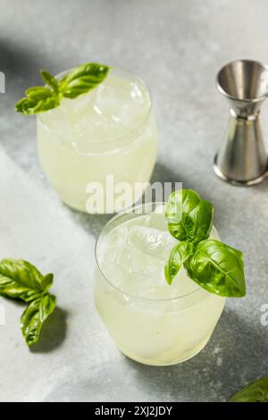 Erfrischendes Boozy Basil Gin Smash mit Limette Stockfoto