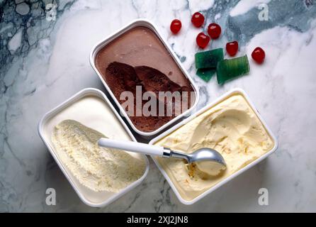 Wannen-Eis mit Schaufel Stockfoto