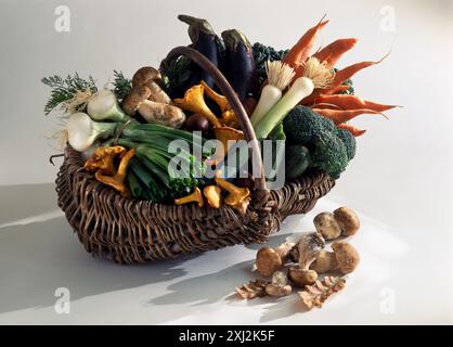 Korb mit Gemüse und Pilzen Stockfoto