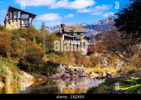 La Cumbrecita, Cordoba, Argentinien. Blick auf die Winterlandschaft vom Ufer des Flusses Medio. Stockfoto