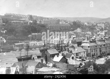 Der Hafen und die Stadt, einschließlich vieler Gebäude, von Lantern Hill, Ilfracombe, Devon aus gesehen. Dieses Foto stammt von einem edwardianischen Original, um 1910. Das Original war Teil eines Albums von 150 Albumenfotos von unterschiedlicher Qualität, von denen ich viele fotografiert habe. Die Sammlung enthielt Bilder vor allem von der Isle of man und der englischen Grafschaft Devonshire. Anmerkungen waren im Album enthalten, aber leider gab es keine genauen Daten. Die Originalfotos waren durchschnittlich 6 x 4 ½ Zoll. Stockfoto