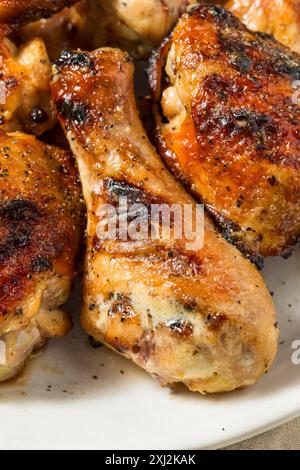 Hausgemachte gegrillte Hühnerflügel und -Beine mit weißer Alabama-Sauce Stockfoto