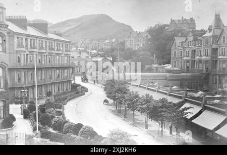 Wilder Road, Langleigh, Blick auf die Straße und die umliegenden Gebäude, Ilfracombe, Devon. Dieses Foto stammt von einem edwardianischen Original, um 1910. Das Original war Teil eines Albums von 150 Albumenfotos von unterschiedlicher Qualität, von denen ich viele fotografiert habe. Die Sammlung enthielt Bilder vor allem von der Isle of man und der englischen Grafschaft Devonshire. Anmerkungen waren im Album enthalten, aber leider gab es keine genauen Daten. Die Originalfotos waren durchschnittlich 6 x 4 ½ Zoll. Stockfoto