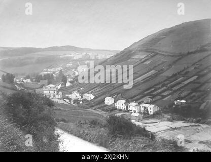 Ein Blick von der Hochebene auf Hele Village einschließlich Häuser, Ilfracombe, Devon. Dieses Foto stammt von einem edwardianischen Original, um 1910. Das Original war Teil eines Albums von 150 Albumenfotos von unterschiedlicher Qualität, von denen ich viele fotografiert habe. Die Sammlung enthielt Bilder vor allem von der Isle of man und der englischen Grafschaft Devonshire. Anmerkungen waren im Album enthalten, aber leider gab es keine genauen Daten. Die Originalfotos waren durchschnittlich 6 x 4 ½ Zoll. Stockfoto