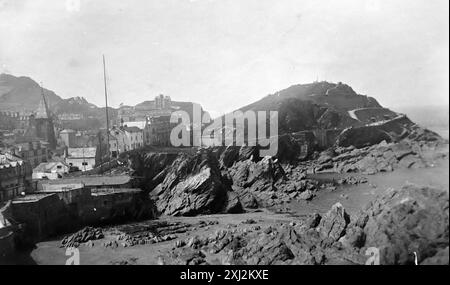 Blick auf den Capstone Hill, einschließlich Wohnraum, vom Pier, Ilfracombe, Devon. Dieses Foto stammt von einem edwardianischen Original, um 1910. Das Original war Teil eines Albums von 150 Albumenfotos von unterschiedlicher Qualität, von denen ich viele fotografiert habe. Die Sammlung enthielt Bilder vor allem von der Isle of man und der englischen Grafschaft Devonshire. Anmerkungen waren im Album enthalten, aber leider gab es keine genauen Daten. Die Originalfotos waren durchschnittlich 6 x 4 ½ Zoll. Stockfoto