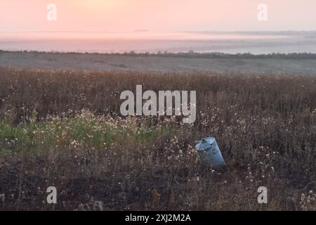 Ein unerforschtes Geschütz, das auf dem Schlachtfeld an der Frontlinie bei Robotyne zu sehen ist. Der unnachgiebige Druck der Ukraine, ihre Verbündeten dazu zu bewegen, Ziele innerhalb Russlands mit gespendeten Waffen zu treffen, könnte beginnen zu funktionieren, sagte Präsident Wolodymyr Zelenskij am 15. Juli 2024. Wenn diese Erlaubnis nicht erlaubt wird, wird die Ukraine ihre eigenen Waffen einsetzen, um Russland zu treffen. Viele seiner Verbündeten unter der Führung der USA setzen den Zielen Grenzen, die sie innerhalb Russlands treffen können. Etwas, das Kiew sagt, macht es unmöglich, die Luftstützpunkte und die kritische russische Infrastruktur zu treffen, die Moskau benutzt, um ukrainische ci zu bombardieren Stockfoto