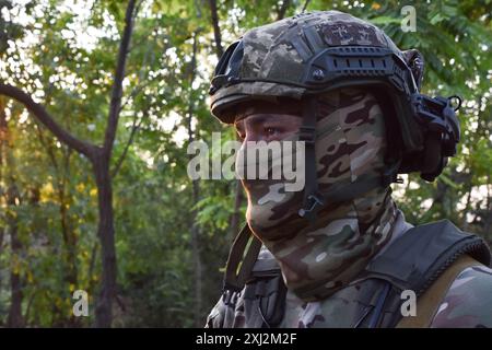 Ein ukrainischer Soldat der 65. Separaten Mechanisierten Brigade, gesehen an der Frontlinie bei Robotyne. Der unnachgiebige Druck der Ukraine, ihre Verbündeten dazu zu bewegen, Ziele innerhalb Russlands mit gespendeten Waffen zu treffen, könnte beginnen zu funktionieren, sagte Präsident Wolodymyr Zelenskij am 15. Juli 2024. Wenn diese Erlaubnis nicht erlaubt wird, wird die Ukraine ihre eigenen Waffen einsetzen, um Russland zu treffen. Viele seiner Verbündeten unter der Führung der USA setzen den Zielen Grenzen, die sie innerhalb Russlands treffen können. Etwas, das Kiew sagt, macht es unmöglich, die Flugbasen und die kritische russische Infrastruktur zu treffen, die Moskau nutzt Stockfoto