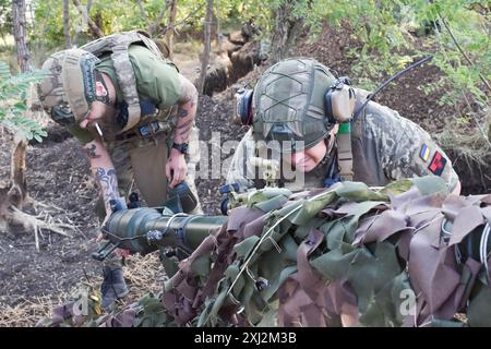 Ukrainische Soldaten der 65. Separaten Mechanisierten Brigade bereiten sich darauf vor, eine Rakete mit SPG-9 (Panzerabwehrgranatenwerfer) auf russische Stellungen an der Frontlinie bei Robotyne abzufeuern. Der unnachgiebige Druck der Ukraine, ihre Verbündeten dazu zu bewegen, Ziele innerhalb Russlands mit gespendeten Waffen zu treffen, könnte beginnen zu funktionieren, sagte Präsident Wolodymyr Zelenskij am 15. Juli 2024. Wenn diese Erlaubnis nicht erlaubt wird, wird die Ukraine ihre eigenen Waffen einsetzen, um Russland zu treffen. Viele seiner Verbündeten unter der Führung der USA setzen den Zielen Grenzen, die sie innerhalb Russlands treffen können. Etwas, was Kiew sagt, macht es unangenehm Stockfoto