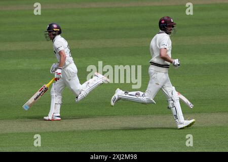 Dom Sibley (R) und Rory Burns ergänzen die Surrey-Gesamtzahl beim Surrey CCC gegen Essex CCC, Vitality County Championship Division 1 Cricket im Kia Oval Stockfoto