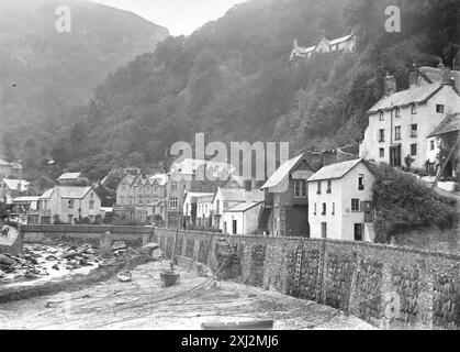 Die Mauer und Häuser, der Hafen, Lynmouth, Devon. Dieses Foto stammt von einem edwardianischen Original, um 1910. Das Original war Teil eines Albums von 150 Albumenfotos von unterschiedlicher Qualität, von denen ich viele fotografiert habe. Die Sammlung enthielt Bilder vor allem von der Isle of man und der englischen Grafschaft Devonshire. Anmerkungen waren im Album enthalten, aber leider gab es keine genauen Daten. Die Originalfotos waren durchschnittlich 6 x 4 ½ Zoll. Stockfoto
