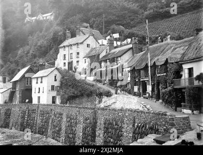Häuser auf einem Hügel, das alte Dorf Lynmouth, Devon. Dieses Foto stammt von einem edwardianischen Original, um 1910. Das Original war Teil eines Albums von 150 Albumenfotos von unterschiedlicher Qualität, von denen ich viele fotografiert habe. Die Sammlung enthielt Bilder vor allem von der Isle of man und der englischen Grafschaft Devonshire. Anmerkungen waren im Album enthalten, aber leider gab es keine genauen Daten. Die Originalfotos waren durchschnittlich 6 x 4 ½ Zoll. Stockfoto