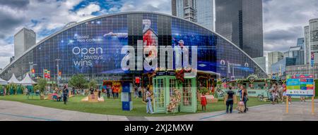 La Defense Paris, Frankreich - 07 11 2024: La Defense District. Panoramablick auf den Garten Parvis und die Türme vom Platz Stockfoto