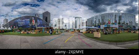 La Defense Paris, Frankreich - 07 11 2024: La Defense District. Panoramablick auf den Garten Parvis und die Türme vom Platz Stockfoto