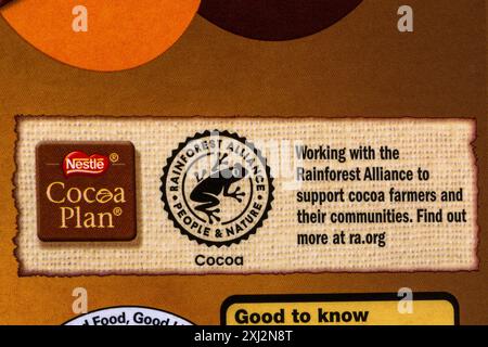 Nestle Cocoa Plan Rainforest Alliance Logo-Detail mit dem Symbol für Menschen und Natur auf der Schachtel mit Nestle Rolo Osterei Stockfoto