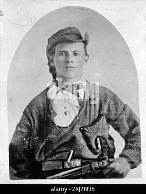 Berühmter Wildwest-Outlaw - Jesse James, halblanges Porträt, nach vorne gerichtet, Handfeuerwaffe in der linken Hand an der Taille gehalten - 1864 Stockfoto