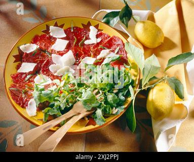 Carpaccio, Parmesan und Rucola Stockfoto