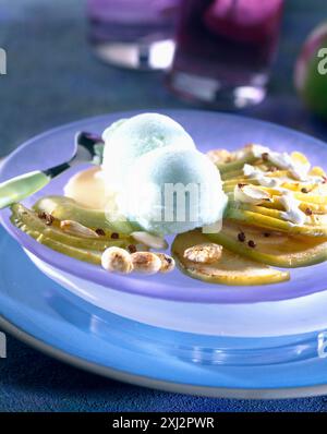 Pan - grünen Äpfeln und Mandeln mit Kugel Eis grüner Apfel gebraten Stockfoto